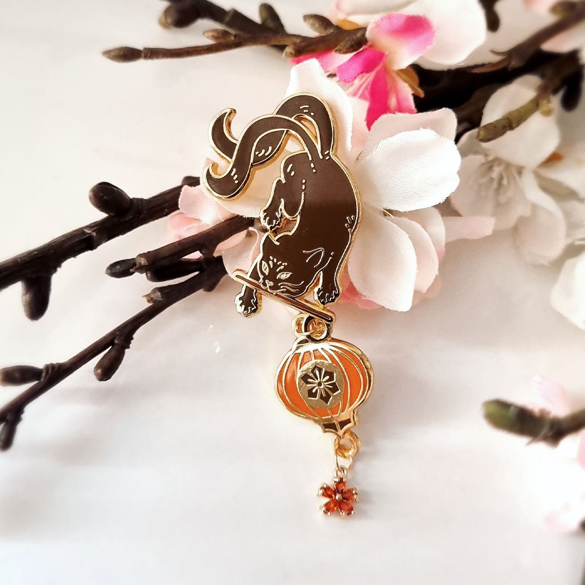 Kurayami Enamel Pin - Neko à la Lanterne