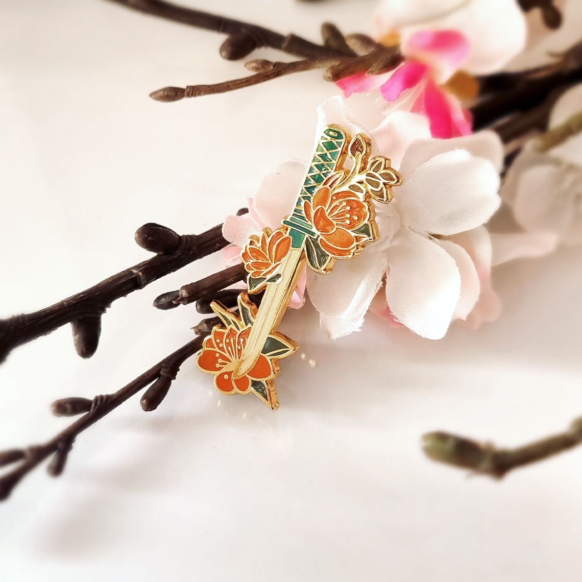 Kurayami Enamel Pin - Poignard Fleuri