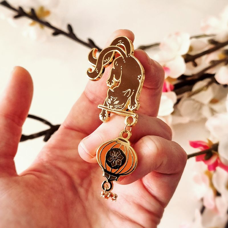 Kurayami Enamel Pin - Neko à la Lanterne