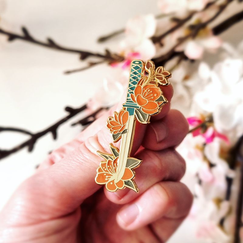 Kurayami Enamel Pin - Poignard Fleuri
